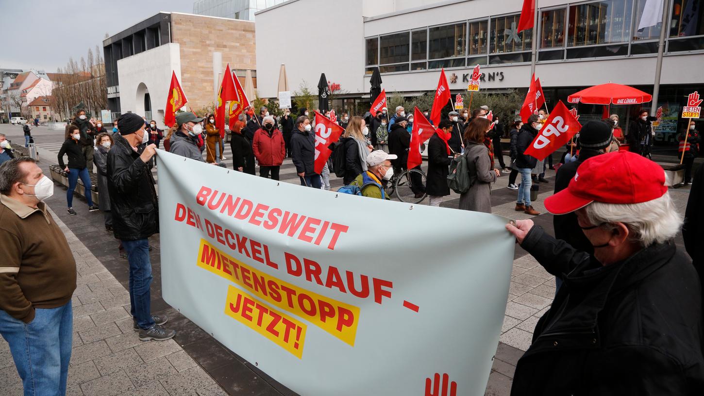 Gut hundert Menschen setzten sich am Montagabend auf dem Kornmarkt für bezahlbaren Wohnraum ein. 