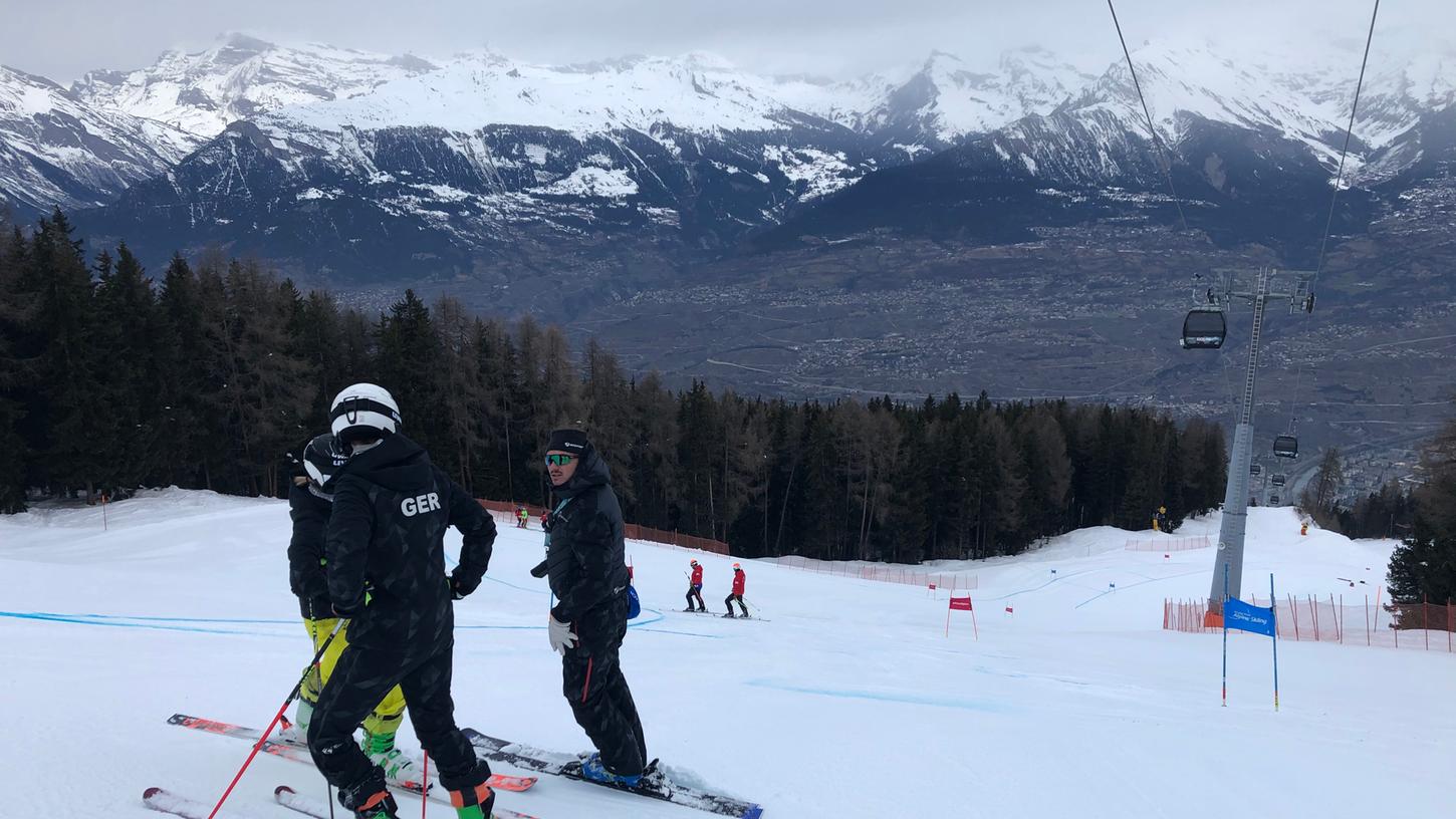 Mauritz Trautner (rechts) in seinem Element: Als Trainer der Para-Ski-Nationalmannschaft erklärt er seinen Athleten am Hang, was er von ihnen gleich erwartet. Ende April geht es noch einmal für eine Woche nach Südtirol, um den letzten Schnee des Jahres zu nutzen.