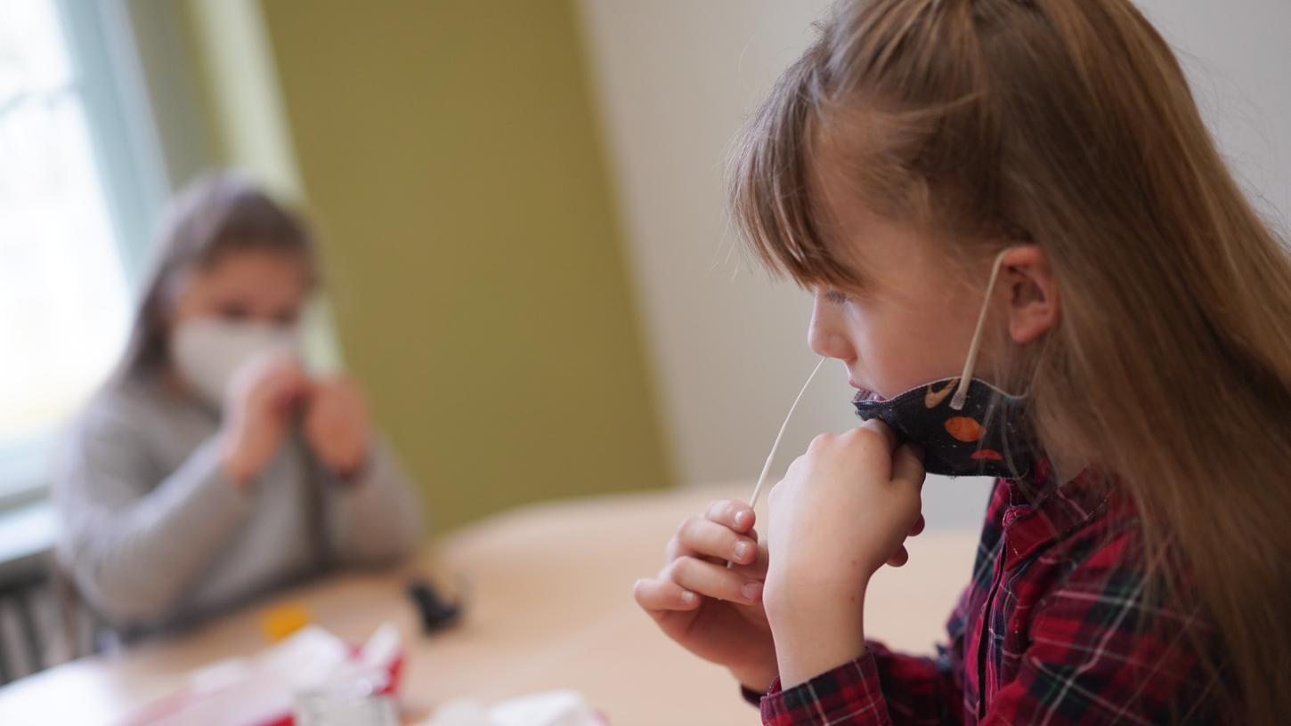 Was in Schwabach schon am Freitag begann, ist ab Montag im Landkreis Roth zumindest für die Grundschülerinnen und Grundschüler wieder möglich. Sie kehren im Wechselunterricht an ihre Schulen zurück. Zweimal pro Woche müssen sie aber einen Corona-Selbsttest machen.
Was in Schwabach schon am Freitag begann, ist ab Montag im Landkreis Roth zumindest für die Grundschülerinnen und Grundschüler wieder möglich. Sie kehren im Wechselunterricht an ihre Schulen zurück. Zweimal pro Woche müssen sie aber einen Corona-Selbsttest machen.