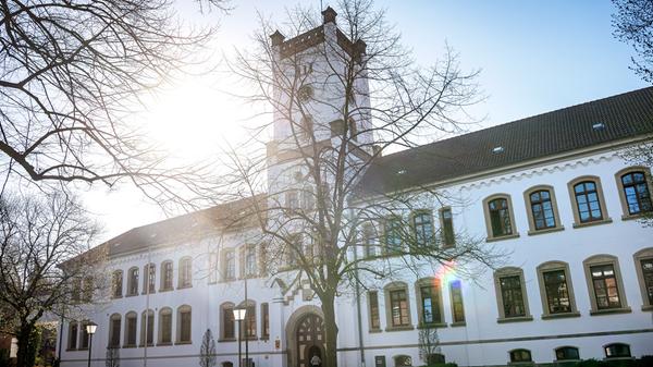Nach Schütteltod ihres Babys steht Frau in Aurich vor Gericht
