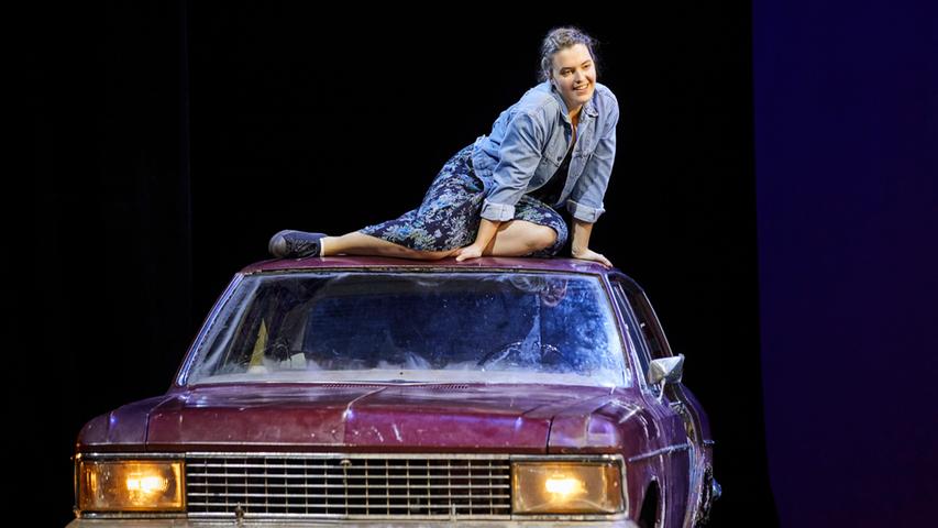 Ein Auto auf der Bühne macht sich immer gut. Frischt den Kutschen-Charme so mancher Operette auf. Paula Meisinger in "Der Vetter aus Dingsda".
