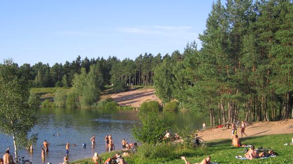 Auf dem weitläufigen Gelände findet sich normalerweise immer ein Platz auf einer Liegewiese, auch wenn es an heißen Sommer-Wochenenden sehr voll werden kann.