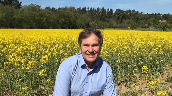 "Söders Rückzug war eine wichtige, richtige und kluge Entscheidung zum fast letztmöglichen Zeitpunkt, sonst wäre die Union komplett auseinandergebrochen. Denn: Du bindest Menschen nicht, indem du sie vorher auseinander dividierst. Am Ende musst du an Versöhnung und Integration interessiert sein. Diesen Anspruch hat Söder nun formuliert, er verwendet Vokabeln wie „Miteinander“ - und darum geht es. Es wird sich in der Zukunft zeigen, ob sich Anspruch und Wirklichkeit decken. Söder war strategisch an einem Punkt, wo er mit dem Kopf nicht durch die Wand konnte. So aber kann er sich nochmal zurücklehnen, und wenn es mit Laschet schief geht, kommt an ihm keiner mehr vorbei.“