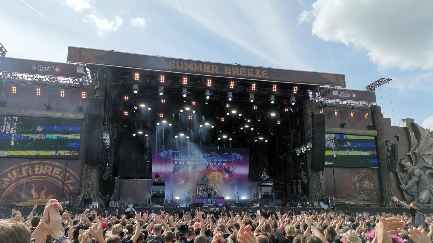 45.000 Menschen fanden sich 2019 wieder zur größten Metal-Sause in Süddeutschland ein. Das Summer Breeze Open Air lockte die Besucher mit 120 Bands an die Bühnen.
45.000 Menschen fanden sich 2019 wieder zur größten Metal-Sause in Süddeutschland ein. Das Summer Breeze Open Air lockte die Besucher mit 120 Bands an die Bühnen.