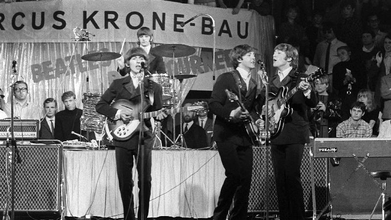 Die wichtigste, größte und einflussreichste Rock'n'Roll-Band der Geschichte in einer solchen Bildergalerie zu vergessen, wäre ein popkulturelles Vergehen, dass rock'n'rechtlich geahndet werden sollte (z.B. mit einer Verurteilung zu drei Monaten Dubstep). George Harrisons Arbeit an den Saiten mag unauffällig gewesen sein, doch wer genau und gezielt hinhört, erkennt darin die subtile, nahzu vollkommene Schönheit seines Gitarrenspiels. Was haben wir den Beatles noch zu verdanken? Neben der Kunstform des in sich geschlossenen Musikalbums, der endgültigen Etablierung der Vier-Mann-Rock-Formation und bis zur Selbstaufgabe kreischende Mädchen vor allem eines: das Bewusstsein, dass es früher einmal tatsächlich möglich war, durch Gitarrenmusik Menschenmassen zu mobilisieren – für fast ein ganzes Jahrzehnt, auf der ganzen Welt. Vier Jungs aus Liverpool, die berühmter waren als Jesus. Die Beatles haben vielleicht mehr für die (Jugend-)Revolution der 1960er Jahre getan als die meisten Aktivisten, Politiker, Organisationen und Intellektuellen jener Zeit. Und im Gegensatz zu denen wussten John, Paul, George und Ringo, dass man aufhören sollte, wenn die Revolution ihre Kinder frisst. Nach den Beatles kam Disco.