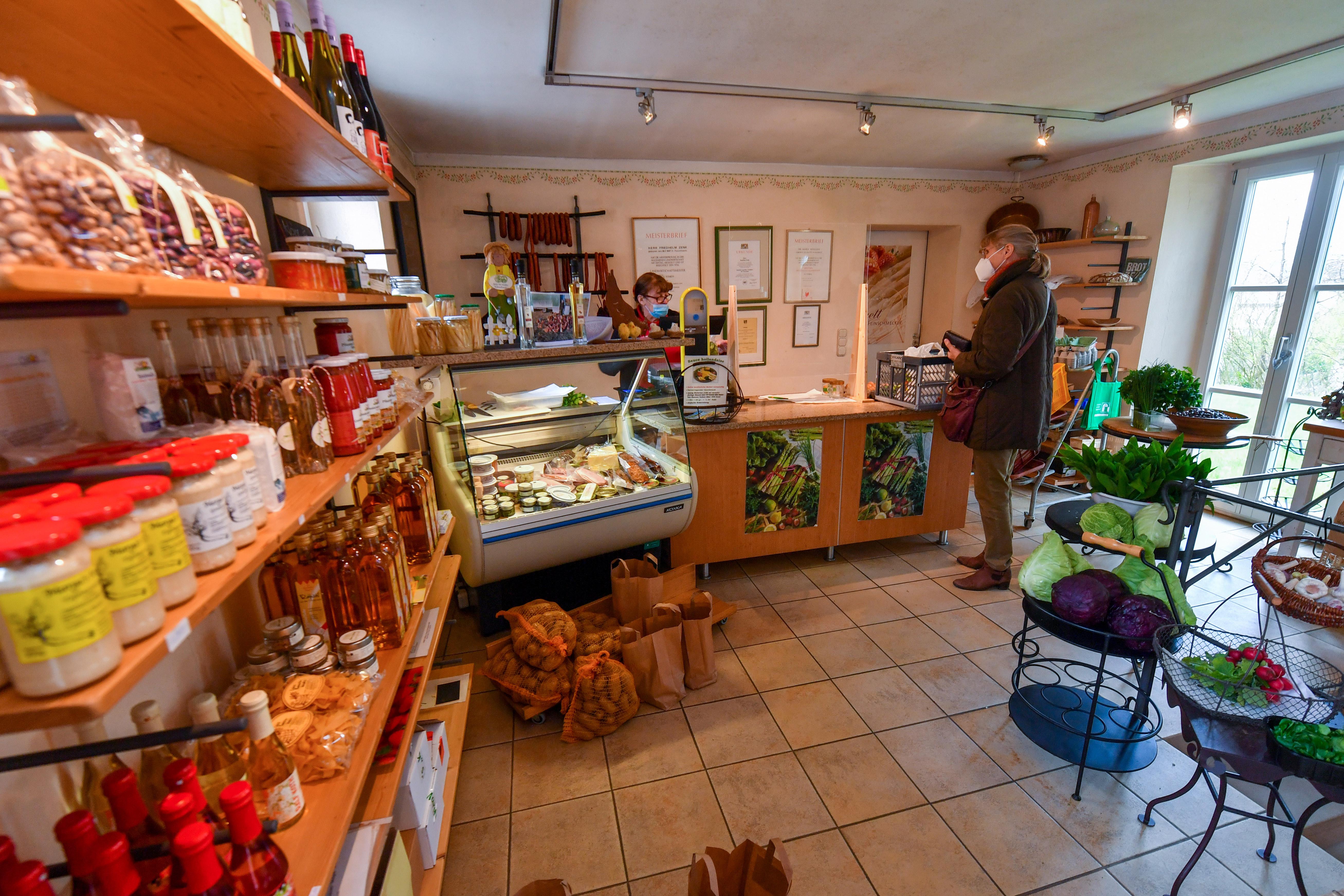 Im Herzen der Gemeinde, gleich neben Mühlweiher und Hirtenbach, liegt der Bauernladen des Spargelhofes Zenk.