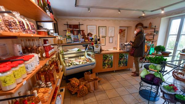 Im Herzen der Gemeinde, gleich neben Mühlweiher und Hirtenbach, liegt der Bauernladen des Spargelhofes Zenk.