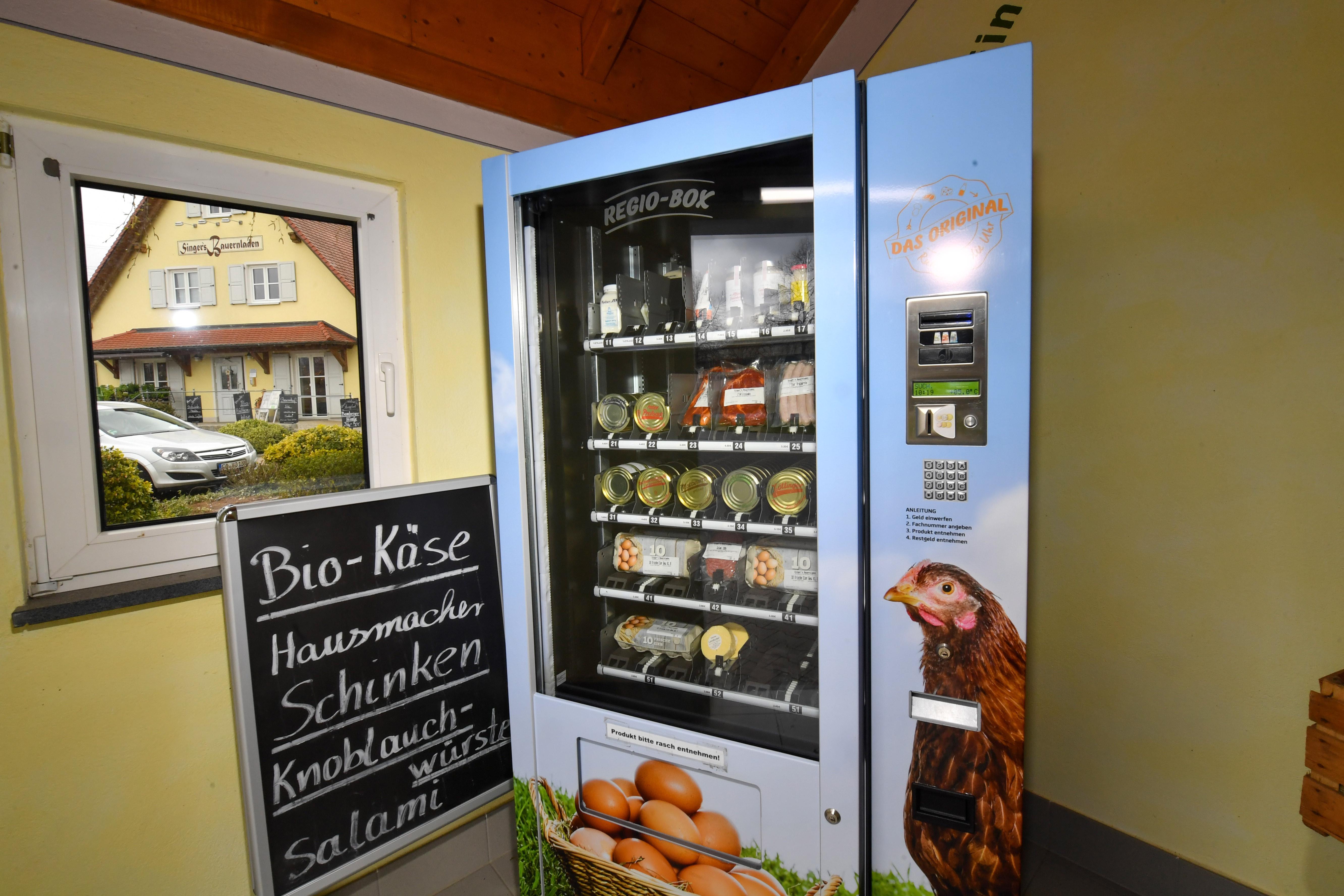 in Familienhand (in der nunmehr dritten Generation) befindet sich Singer’s Bauernladen, der am westlichen Ortsrand zu finden ist – zusammen mit Eier direkt vom Hof, Kartoffeln frisch vom Acker, Obst von der eigenen Plantage und, freilich, dem Häusner Spargel. 