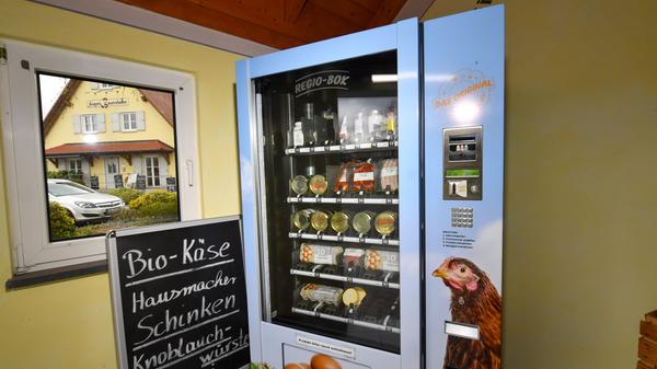 in Familienhand (in der nunmehr dritten Generation) befindet sich Singer’s Bauernladen, der am westlichen Ortsrand zu finden ist – zusammen mit Eier direkt vom Hof, Kartoffeln frisch vom Acker, Obst von der eigenen Plantage und, freilich, dem Häusner Spargel.