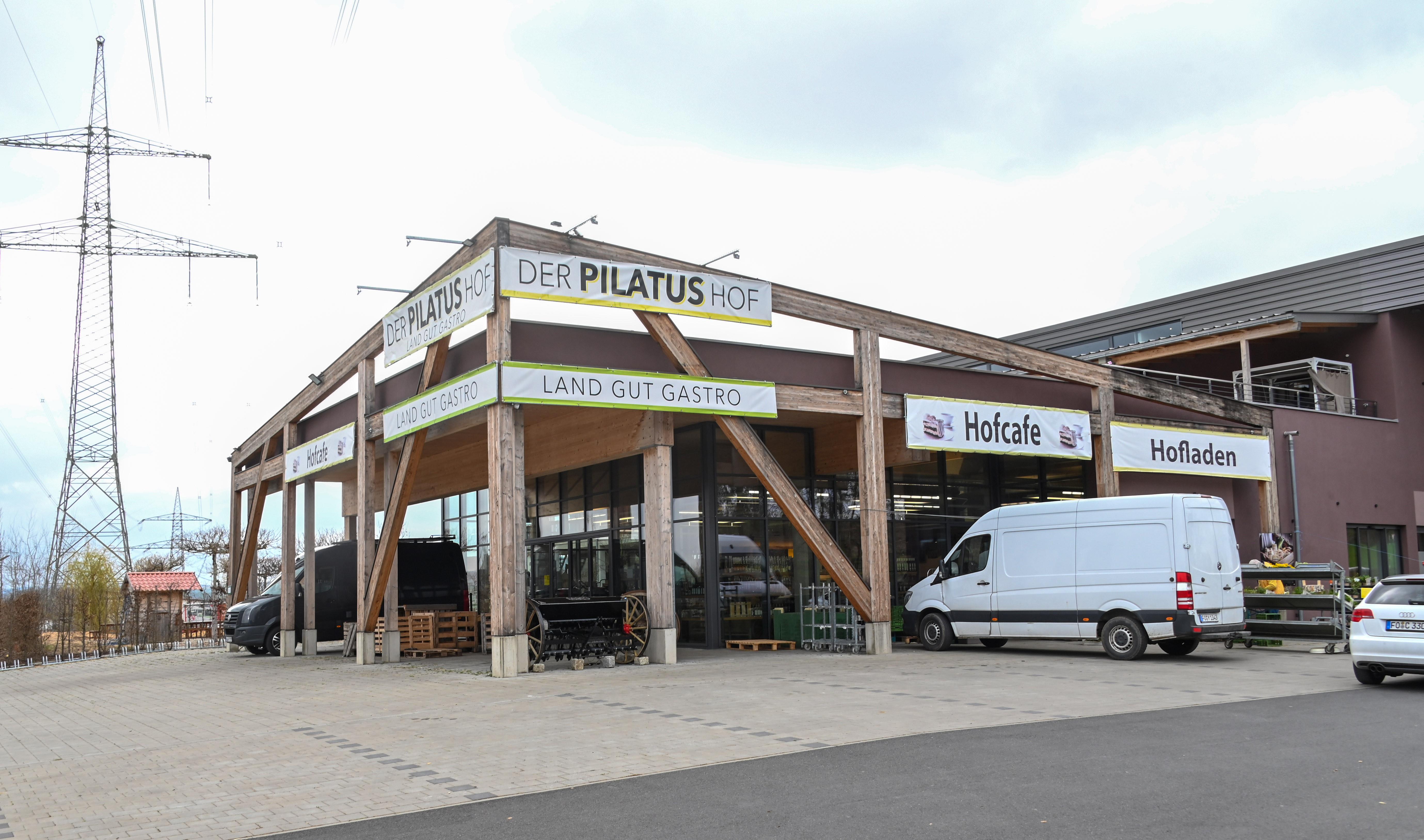 Wer von Norden kommt, wird seit 2018 schon am Kreisverkehr vom "Pilatushof" begrüßt, den Kathrin Güthlein betreibt.