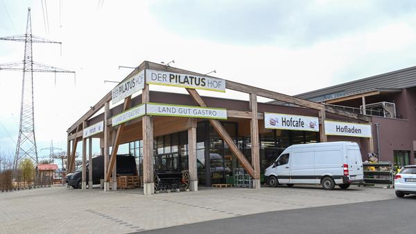 Wer von Norden kommt, wird seit 2018 schon am Kreisverkehr vom "Pilatushof" begrüßt, den Kathrin Güthlein betreibt.