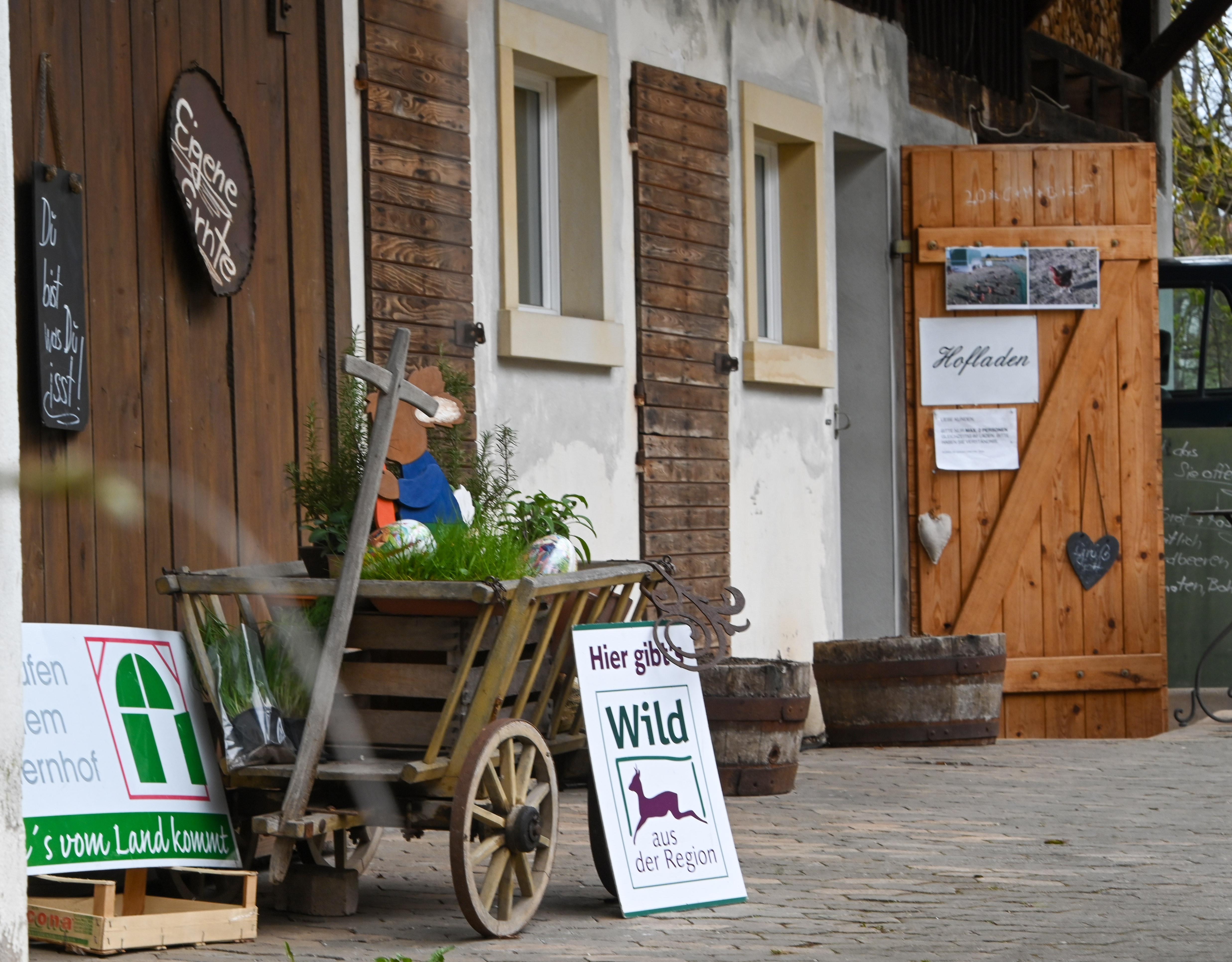Im Herzen der Gemeinde, gleich neben Mühlweiher und Hirtenbach, liegt der Bauernladen des Spargelhofes Zenk.