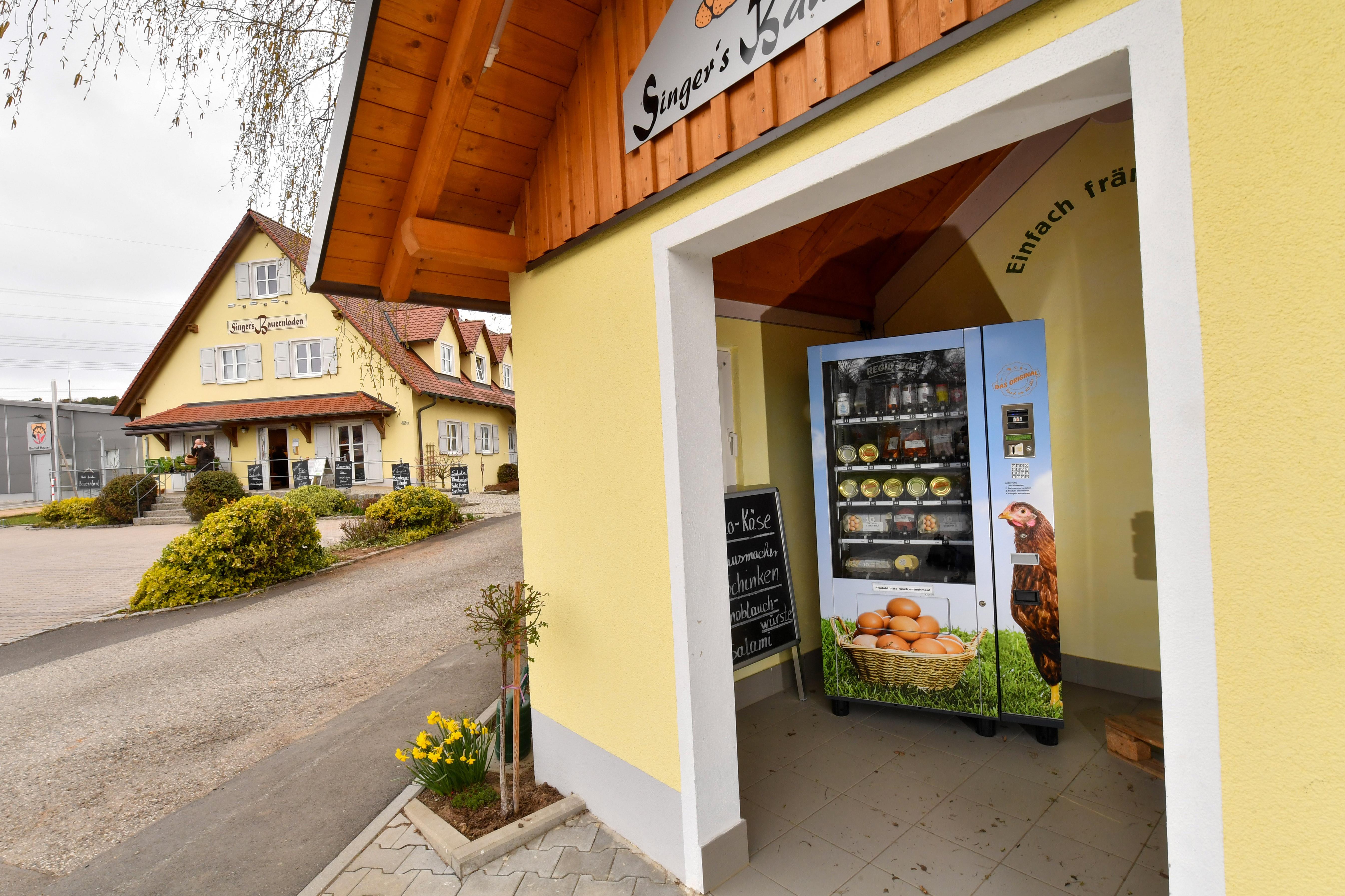 In Familienhand (in der nunmehr dritten Generation) befindet sich Singer’s Bauernladen, der am westlichen Ortsrand zu finden ist – zusammen mit Eier direkt vom Hof, Kartoffeln frisch vom Acker, Obst von der eigenen Plantage und, freilich, dem Häusner Spargel. 