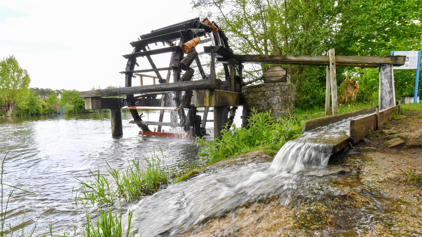 Das Wahrzeichen der Gemeinde ist das Wasser(schöpf)rad. Am Ufer der Regnitz kann man es im Sommer bewundern.