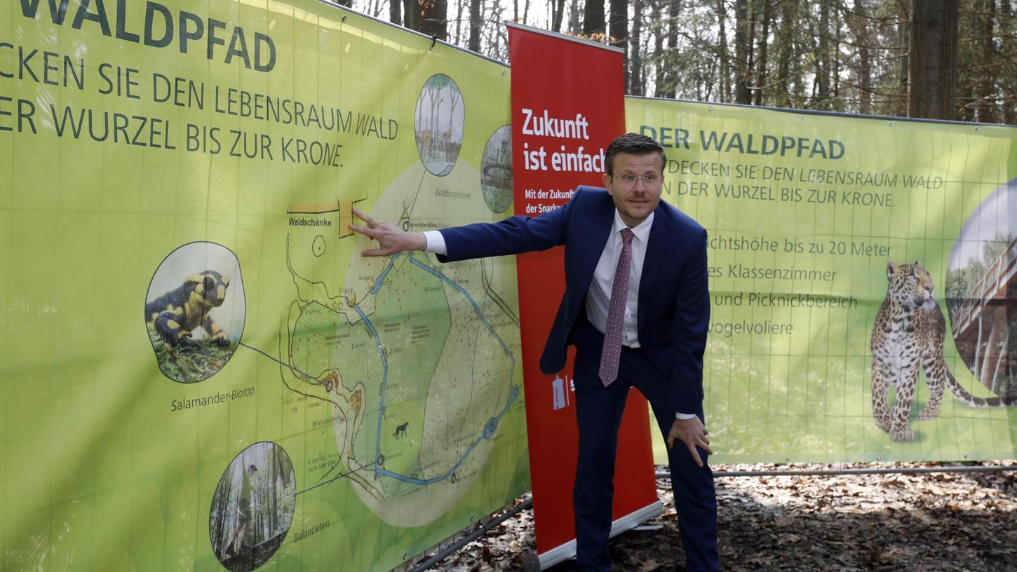 Oberbürgermeister Marcus König (CSU) erklärt den geplanten Waldpfad.
