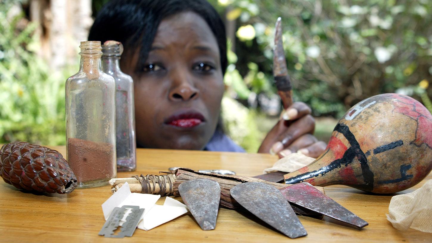 Mit solchen Instrumenten werden in vielen Ländern (hier in Kenia) Genitalverstümmelungen durchgeführt. Jedes vierte Mädchen stirbt an den Folgen des Eingriffs.
Mit solchen Instrumenten werden in vielen Ländern (hier in Kenia) Genitalverstümmelungen durchgeführt. Jedes vierte Mädchen stirbt an den Folgen des Eingriffs.