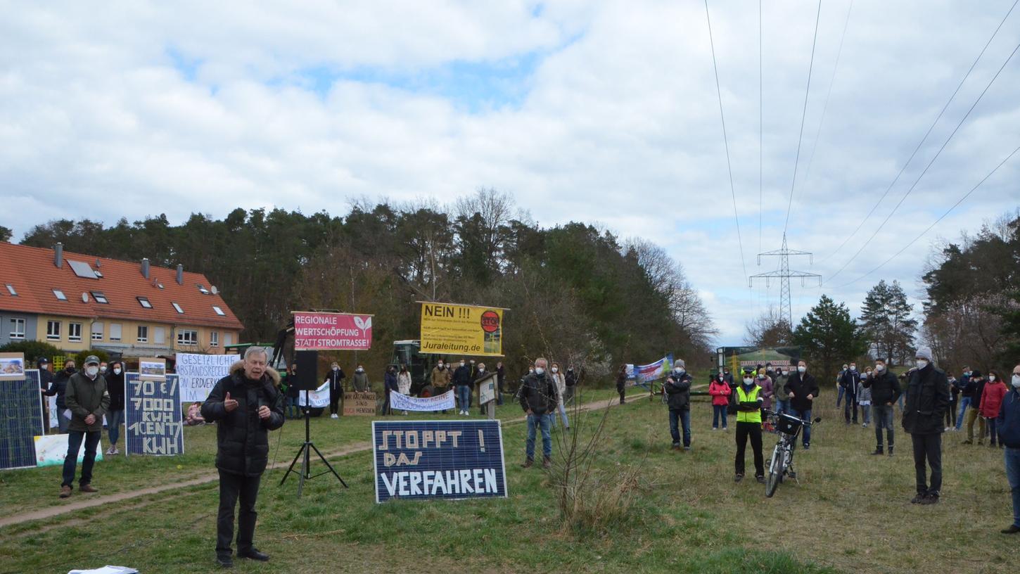 Anfang April demonstrierten Bürger in Katzwang gegen die geplante Aufrüstung der Stromleitung direkt an der Wohnbebauung.