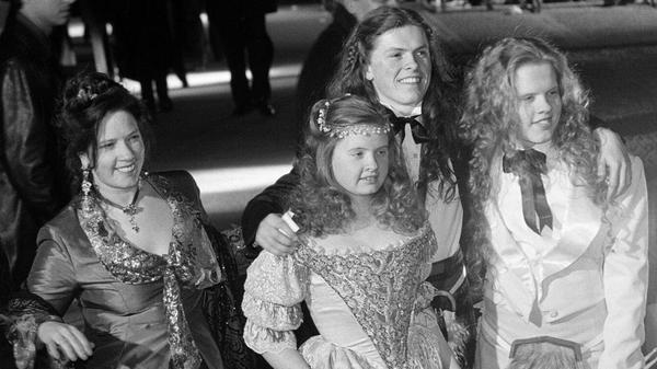 Als junge Frau hatte Barby Kelly (2.v.li.) in der Kelly Family Percussion und Gitarre gespielt, sich aber vor einigen Jahren aus der Öffentlichkeit zurückgezogen. Barby Kelly starb am 15. April im Alter von 45 Jahren.