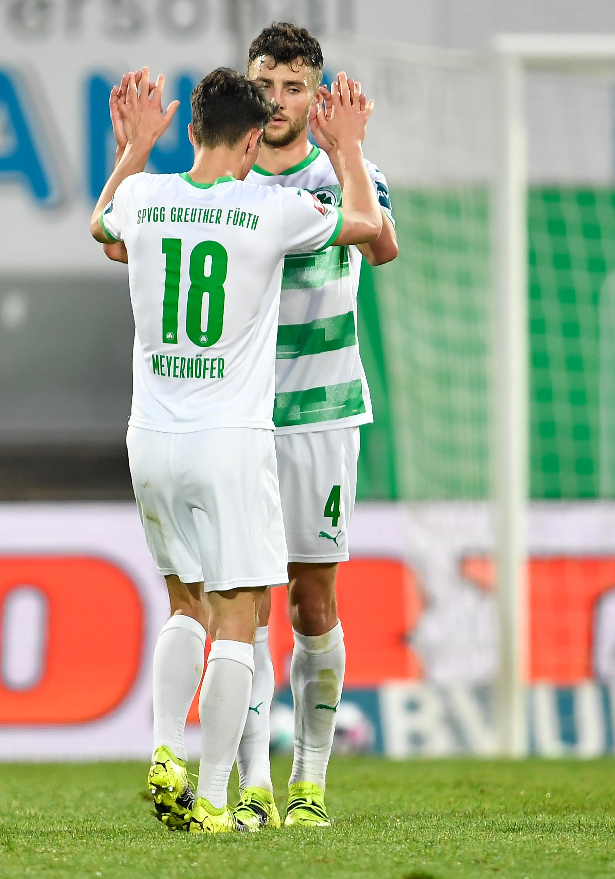 Wie Nebenmann Paul Jaeckel ohne größere Mühe im Abwehrzentrum. Braunschweigs Spitzen waren meistens unter Kontrolle.