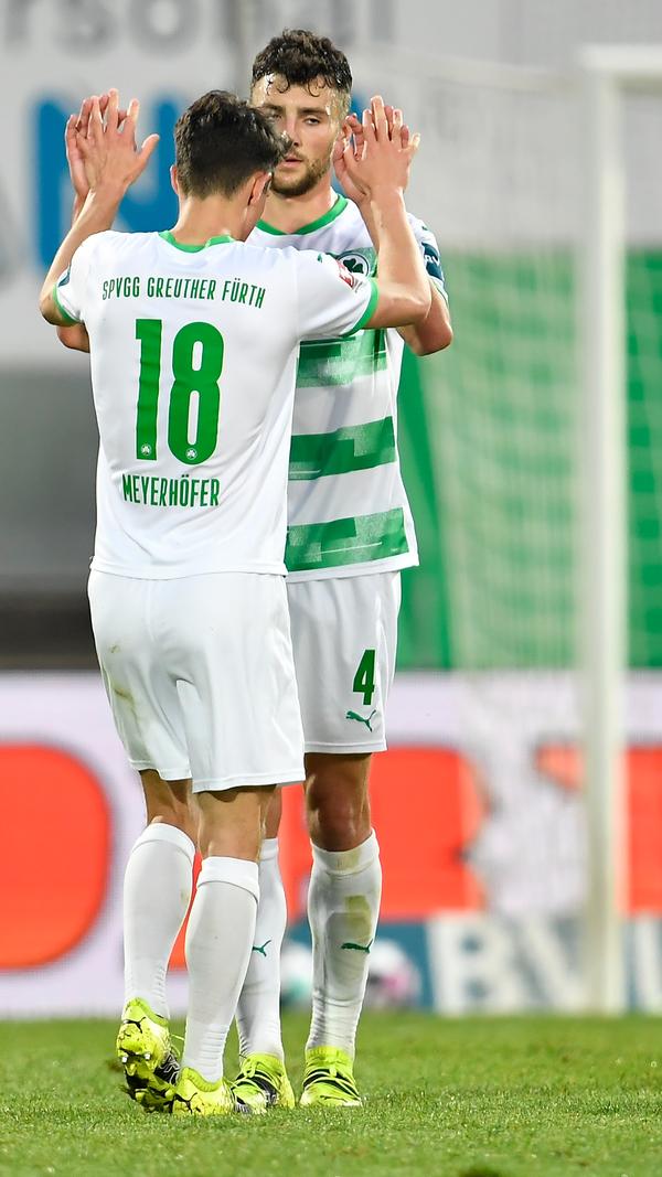 Wie Nebenmann Paul Jaeckel ohne größere Mühe im Abwehrzentrum. Braunschweigs Spitzen waren meistens unter Kontrolle.