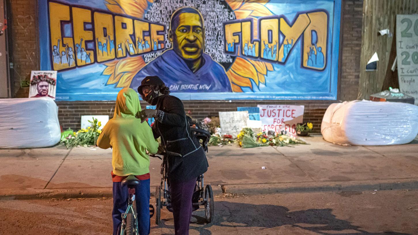 Die Bilder des am Boden gefesselten und um Hilfe rufenden George Floyd, gingen um die Welt. Nun wurde der Ex-Polizist, der den Tod von Floyd zu verantworten hat, in allen Punkten schuldig gesprochen.
Die Bilder des am Boden gefesselten und um Hilfe rufenden George Floyd, gingen um die Welt. Nun wurde der Ex-Polizist, der den Tod von Floyd zu verantworten hat, in allen Punkten schuldig gesprochen.