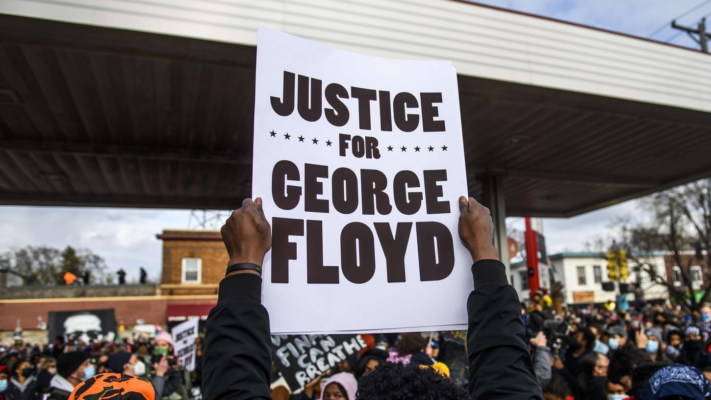 Im April 2020 forderten viele US-Amerikaner ein gerechtes Urteil beim Prozess um den getötetn George Floyd. Nun, ein Jahr später, ist das Urteil gefallen.