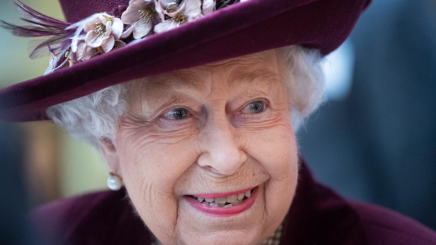 Die Corona-Pandemie und der Tod ihres Mannes Prinz Philip haben alle Pläne für eine Feier zum 95. Geburtstag der Queen durchkreuzt. Sie verbringt den Tag im Kreise ihre Familie auf Schloss Windsor.