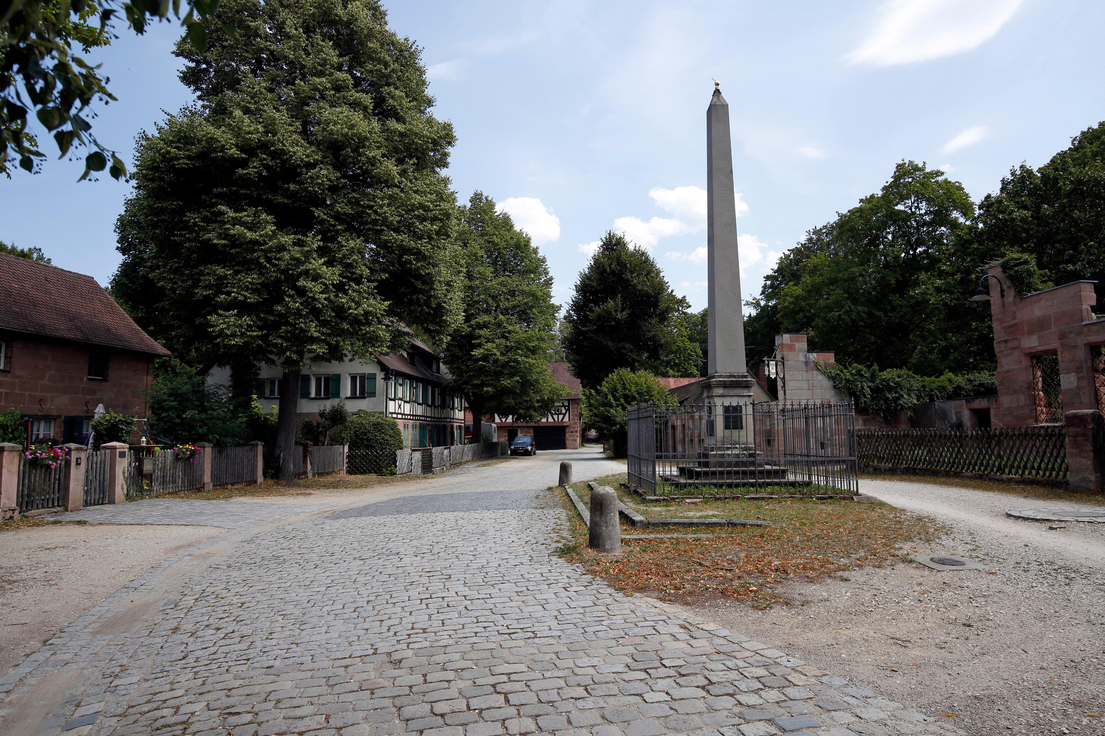 Die Siedlung Hammer unterhalb der Laufamholzstraße ist besonders ab Herbstanfang eine Besichtigung wert. Lohnenswert ist ein Besuch vor allem dann, wenn man damit einen Blick in die über 600-jährige Geschichte des Viertels verbindet. Los ging es 1372 mit einer Mühle, aus der sich Ende es 15. Jahrhunderts ein Hammerwerk entwickelte. 1820 galt das Messingwerk als größte Fabrik Nürnbergs, das endgültige Aus für den Standort war die Ausweisung als Wasserschutzgebiet 1958. Eine historische Ausstellung im Uhrenhaus erinnert an die bewegte Vergangenheit.