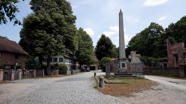 Die Siedlung Hammer unterhalb der Laufamholzstraße ist besonders ab Herbstanfang eine Besichtigung wert. Lohnenswert ist ein Besuch vor allem dann, wenn man damit einen Blick in die über 600-jährige Geschichte des Viertels verbindet. Los ging es 1372 mit einer Mühle, aus der sich Ende es 15. Jahrhunderts ein Hammerwerk entwickelte. 1820 galt das Messingwerk als größte Fabrik Nürnbergs, das endgültige Aus für den Standort war die Ausweisung als Wasserschutzgebiet 1958. Eine historische Ausstellung im Uhrenhaus erinnert an die bewegte Vergangenheit.