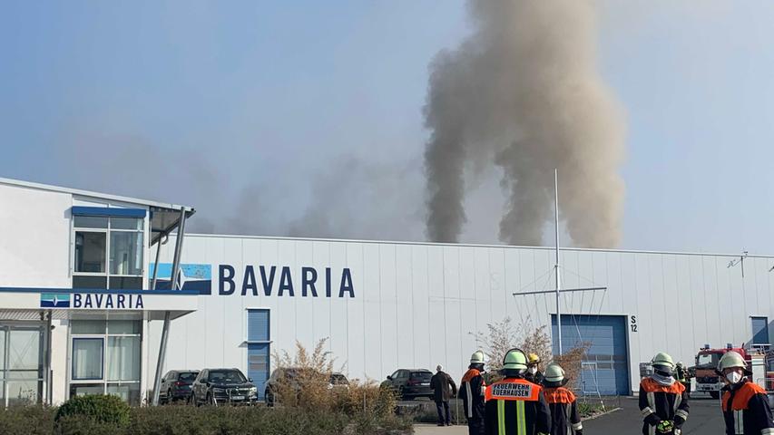 Fertigungshalle von Yacht-Hersteller in Flammen: Großeinsatz in Giebelstadt