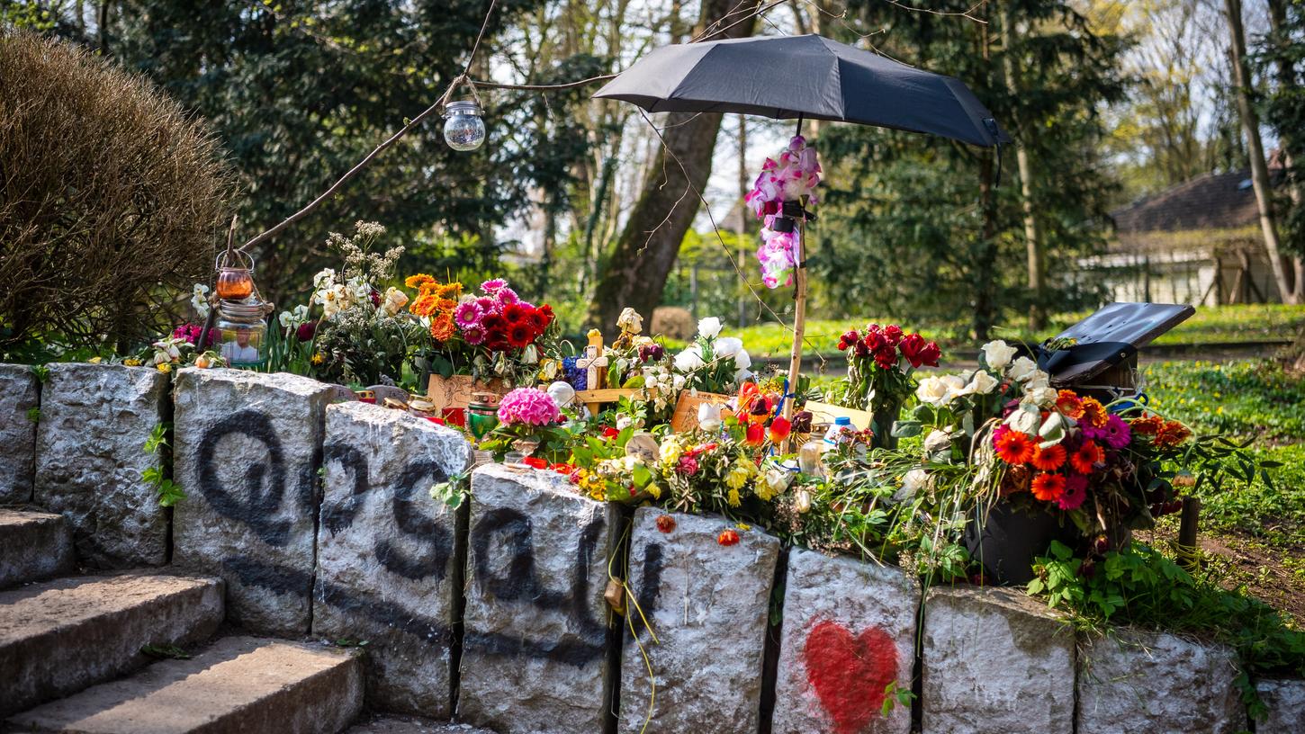  Blumen und Kerzen erinnern im Wollepark an einen verstorbenen 19-Jährigen. Bislang ist unklar, warum der Mann nach einem Polizeieinsatz Anfang März starb.