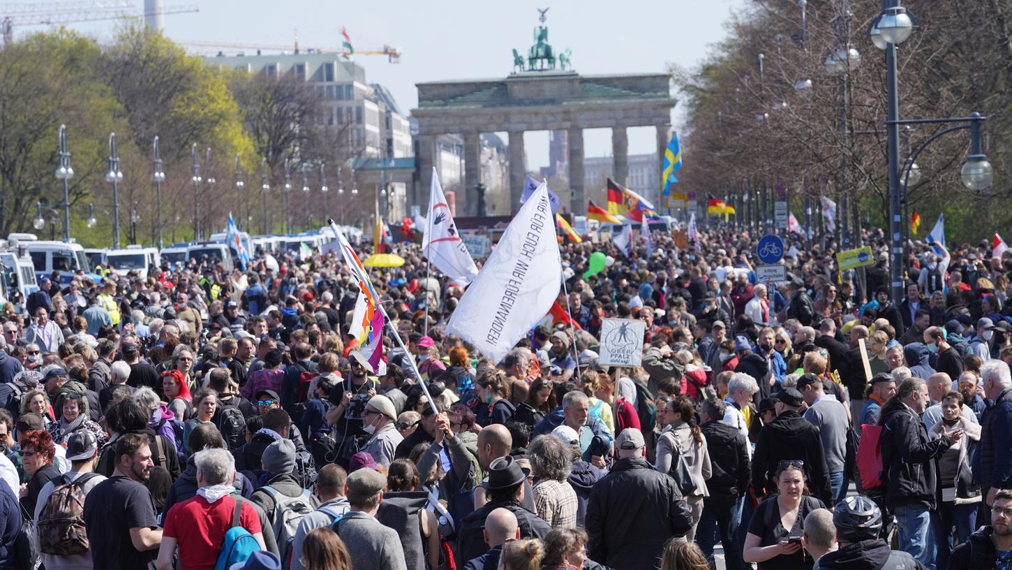 Viele Demonstranten hielten sich nicht an die geltenden Regeln wie Mund-Nasen-Schutz und die Einhaltung des Mindestabstandes. Deswegen löste die Polizei am MIttwochmittag die Demo in Berlin auf.