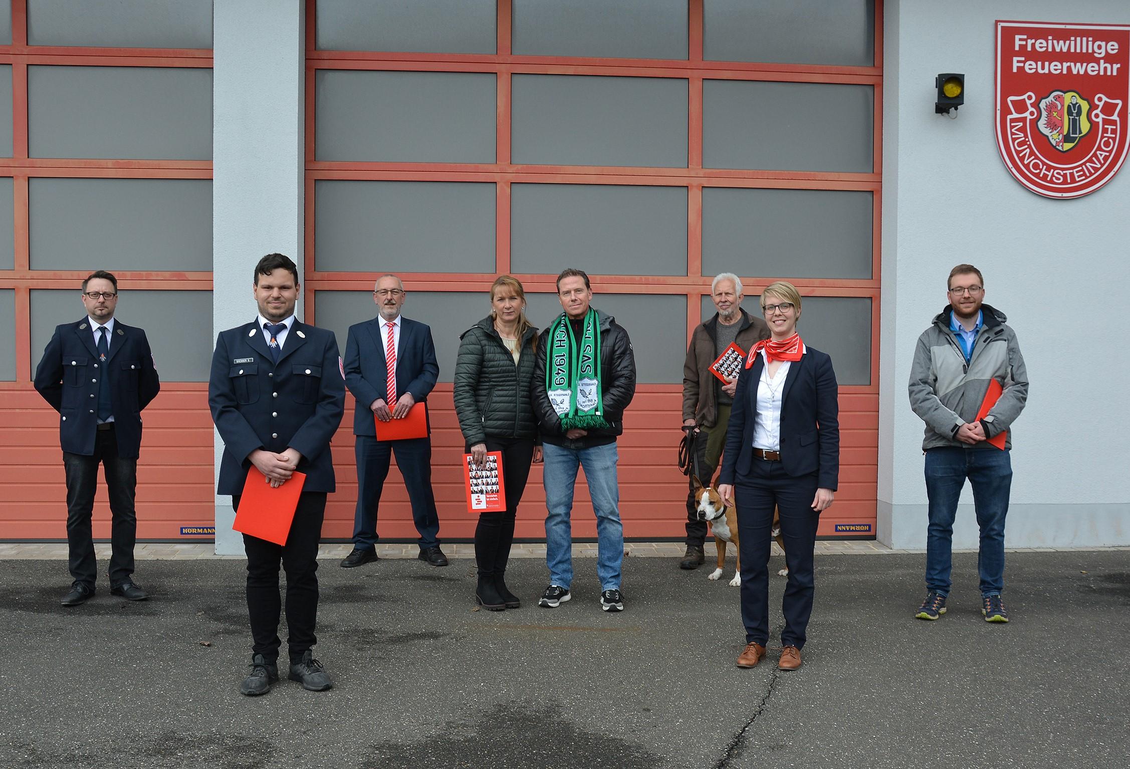 Denny Auerbach und Sven Brenner (1. und 2. Kommandant der FFW Münchsteinach), Manfred Rieder (Leiter Beratungs-Center Neustadt a.d. Aisch), Anke und Sven Freitag (Vorstand des SV Steigerwald), Wolfgang Bläsing (Tierschutzverein Neustadt a.d. Aisch), Tanja Göß (Filialleiterin Diespeck) und Timo Hüttebräucker, der Hausleiter des CVJM-Freizeitzentrums (v. l.) bei der Spendenübergabe. Foto: Rainer Betz Denny Auerbach und Sven Brenner (1. und 2. Kommandant der FFW Münchsteinach), Manfred Rieder (Leiter Beratungs-Center Neustadt a.d. Aisch), Anke und Sven Freitag (Vorstand des SV Steigerwald), Wolfgang Bläsing (Tierschutzverein Neustadt a.d. Aisch), Tanja Göß (Filialleiterin Diespeck) und Timo Hüttebräucker, der Hausleiter des CVJM-Freizeitzentrums (v. l.) bei der Spendenübergabe. Foto: Rainer Betz