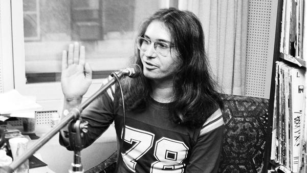 Er war der Kopf hinter dem Sound von Meat Loaf, für den er die Hits schrieb („Bat Out Of Hell“, „I’d Do Anything for Love (But I Won’t Do That“) und die Platten auch gleich produzierte - mit einer Extraportion Bombast und Pathos, die er „Wagnerian Rock“ nannte. Auch mit Bonnie Tyler, Céline Dion, Barbra Streisand, Barry Manilow und den The Sisters Of Mercy arbeitete er erfolgreich zusammen. Am 19. April 2021 ist der US-amerikanische Komponist und Produzent Jim Steinman ist im Alter von 73 Jahren gestorben.