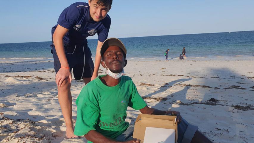 Nico Hartmann mit einem Freund, der von den paar Schillingen lebt, die er erhält, wenn er Kokosnüsse an Touristen verkauft.
Nico Hartmann mit einem Freund, der von den paar Schillingen lebt, die er erhält, wenn er Kokosnüsse an Touristen verkauft.