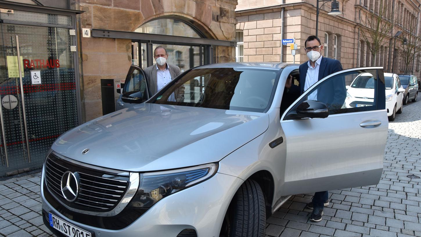 Original: Roths Bürgermeister Ralph Edelhäußer ist seit Dezember 2020 in einem schicken E-Auto, einem Mercedes EQC 4 Matic unterwegs. Der Umwelt zuliebe.
Original: Roths Bürgermeister Ralph Edelhäußer ist seit Dezember 2020 in einem schicken E-Auto, einem Mercedes EQC 4 Matic unterwegs. Der Umwelt zuliebe.