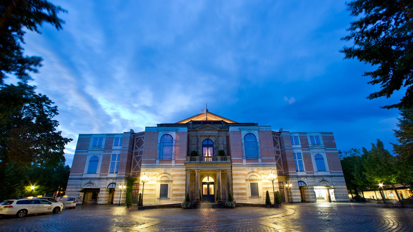 Sommerabend am Bayreuther Festspielhaus. Die Richard-Wagner-Festspiele sollen in diesem Jahr trotz Corona unbedingt stattfinden. Doch Fragezeichen bleiben.