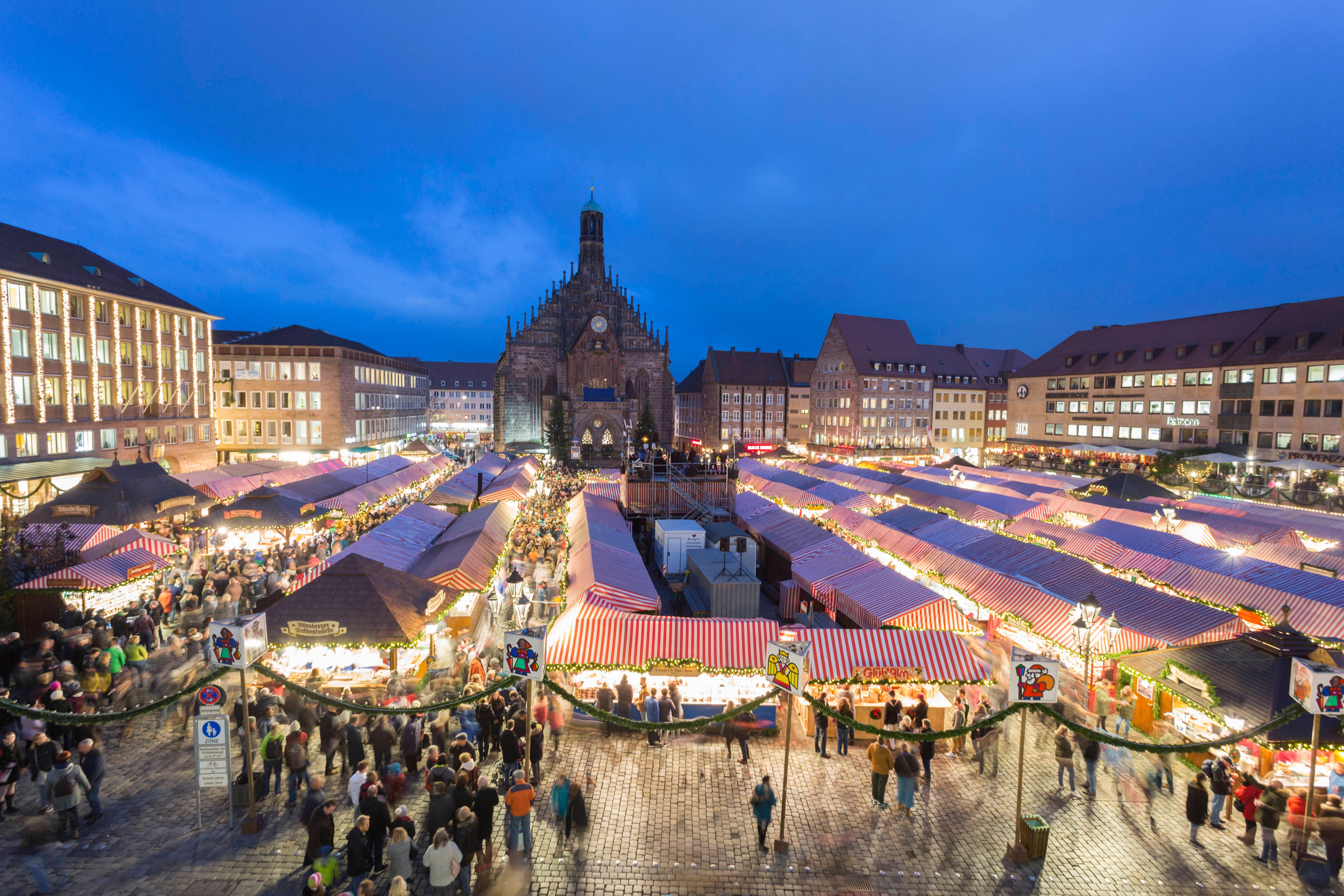 An wenigen Orten lässt sich so viel über die Geschichte von Nürnberg erzählen wie am Hauptmarkt: Judenviertel mit Synagoge, Handelszentrum, Adolf-Hitler-Platz und Bombenschutt - der weitläufige Platz ist geprägt von vielen Epochen. Bis heute weiß man übrigens nicht genau, wie der hier stattfindende weltberühmte Christkindlesmarkt genau entstand, seine Ursprünge verlieren sich im 17. Jahrhundert. Doch auch wenn die Buden schon wieder abgebaut sind, lohnt sich der Besuch des Hauptmarktes samt Wunschring.