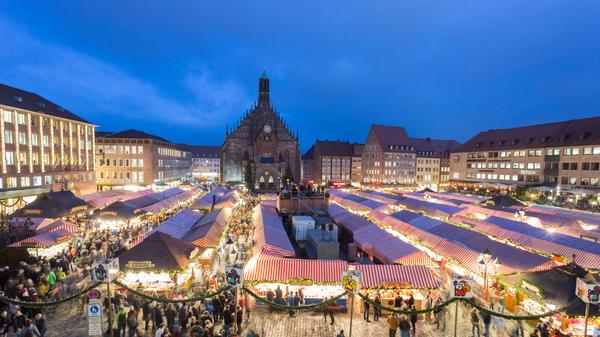 An wenigen Orten lässt sich so viel über die Geschichte von Nürnberg erzählen wie am Hauptmarkt: Judenviertel mit Synagoge, Handelszentrum, Adolf-Hitler-Platz und Bombenschutt - der weitläufige Platz ist geprägt von vielen Epochen. Bis heute weiß man übrigens nicht genau, wie der hier stattfindende weltberühmte Christkindlesmarkt genau entstand, seine Ursprünge verlieren sich im 17. Jahrhundert. Doch auch wenn die Buden schon wieder abgebaut sind, lohnt sich der Besuch des Hauptmarktes samt Wunschring.