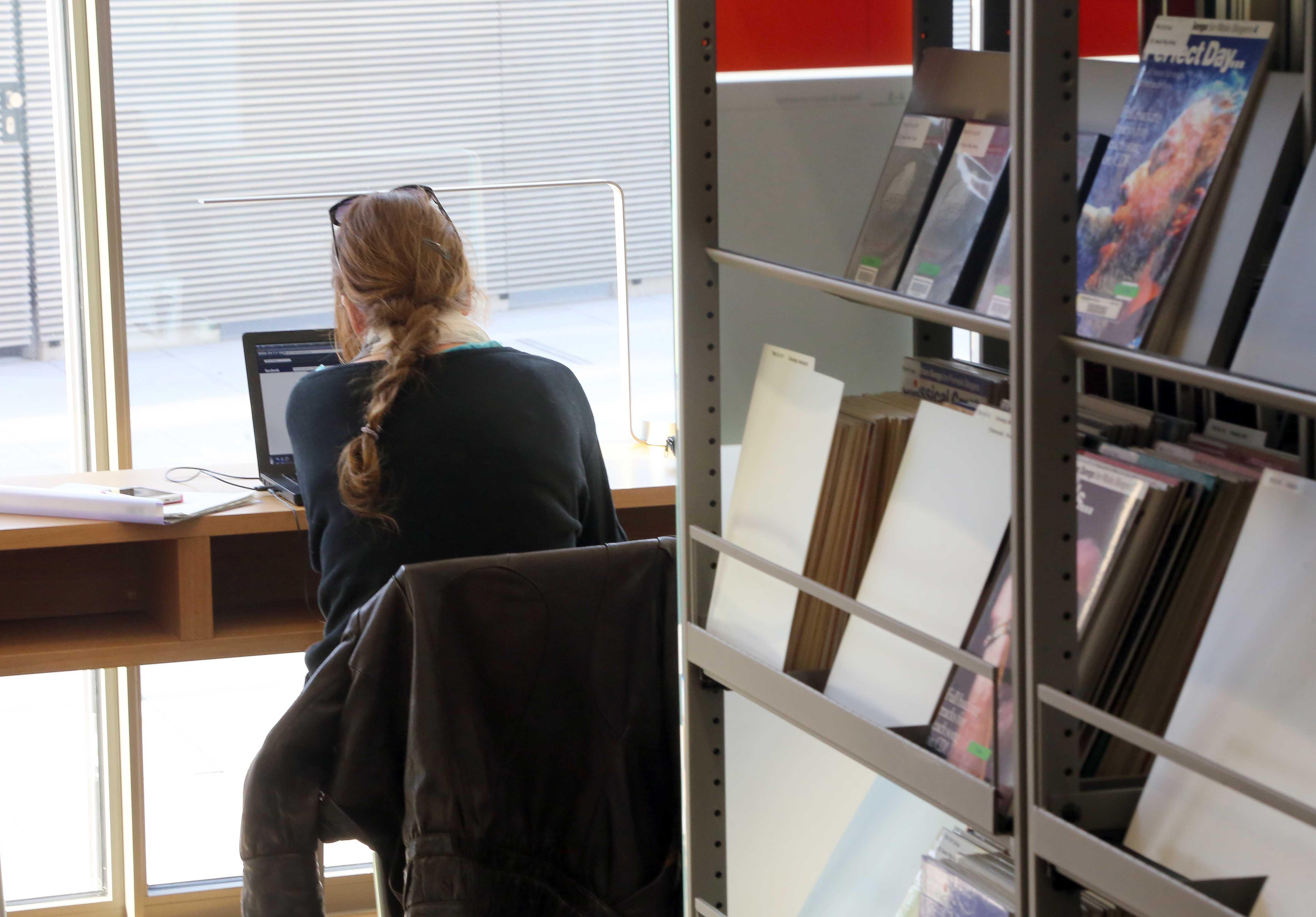 So lassen sich auch frostige Temperaturen aushalten: Mit einem Buch oder Magazin sucht man sich eine ruhige Ecke im 2012 eröffneten "Palast des Lesens" und versinkt für einige Stunden. Die Nürnberger Altstadtfreunde waren damals über den modernen Glas-und-Beton-Komplex nicht glücklich, doch mittlerweile ist die neue Zentralbibliothek mit ihren über 700.000 Medien weithin akzeptiert.