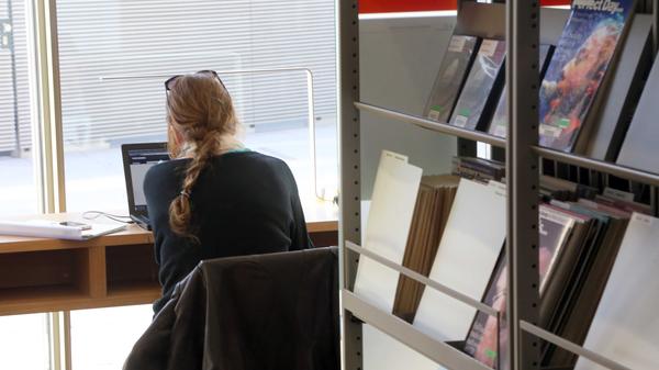 So lassen sich auch frostige Temperaturen aushalten: Mit einem Buch oder Magazin sucht man sich eine ruhige Ecke im 2012 eröffneten "Palast des Lesens" und versinkt für einige Stunden. Die Nürnberger Altstadtfreunde waren damals über den modernen Glas-und-Beton-Komplex nicht glücklich, doch mittlerweile ist die neue Zentralbibliothek mit ihren über 700.000 Medien weithin akzeptiert.