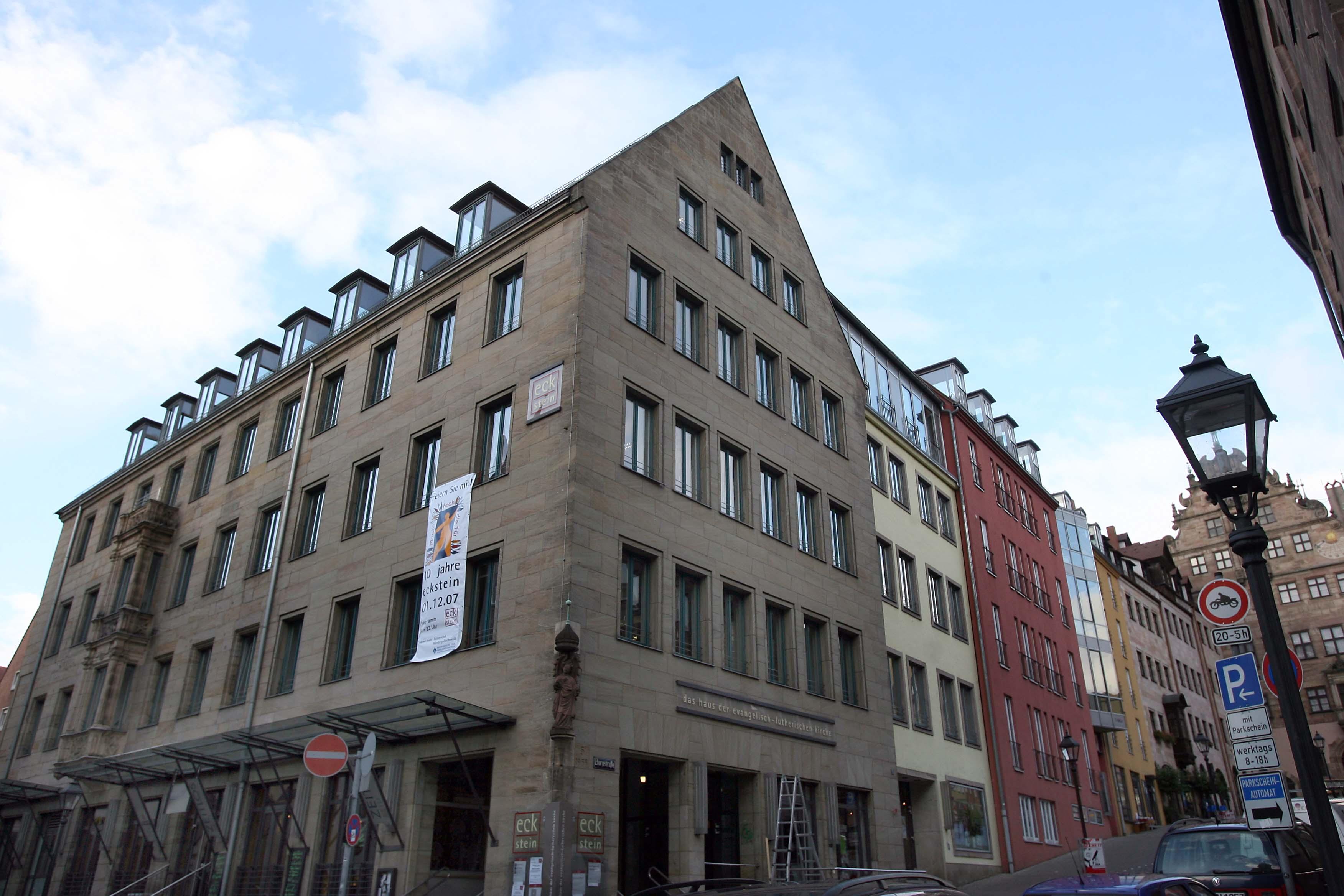 Meditatives Bogenschießen, Schweigen und Theater: An wenigen Orten der Stadt kann man so gut durchatmen wie im Haus Eckstein der Evangelischen Kirche. Mit Blick auf Sebalduskirche und Burg gibt es hier nicht nur Raum für Spiritualität, sondern auch für die Theaterbühne Keck, die Notfallseelsorge, die Evangelische Jugend und das Café Zeitlos, wo man an kalten Wintertagen eine Pause vom Weihnachtseinkauf machen kann.
