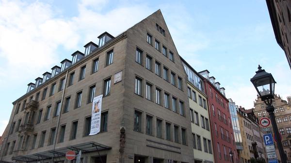 Meditatives Bogenschießen, Schweigen und Theater: An wenigen Orten der Stadt kann man so gut durchatmen wie im Haus Eckstein der Evangelischen Kirche. Mit Blick auf Sebalduskirche und Burg gibt es hier nicht nur Raum für Spiritualität, sondern auch für die Theaterbühne Keck, die Notfallseelsorge, die Evangelische Jugend und das Café Zeitlos, wo man an kalten Wintertagen eine Pause vom Weihnachtseinkauf machen kann.