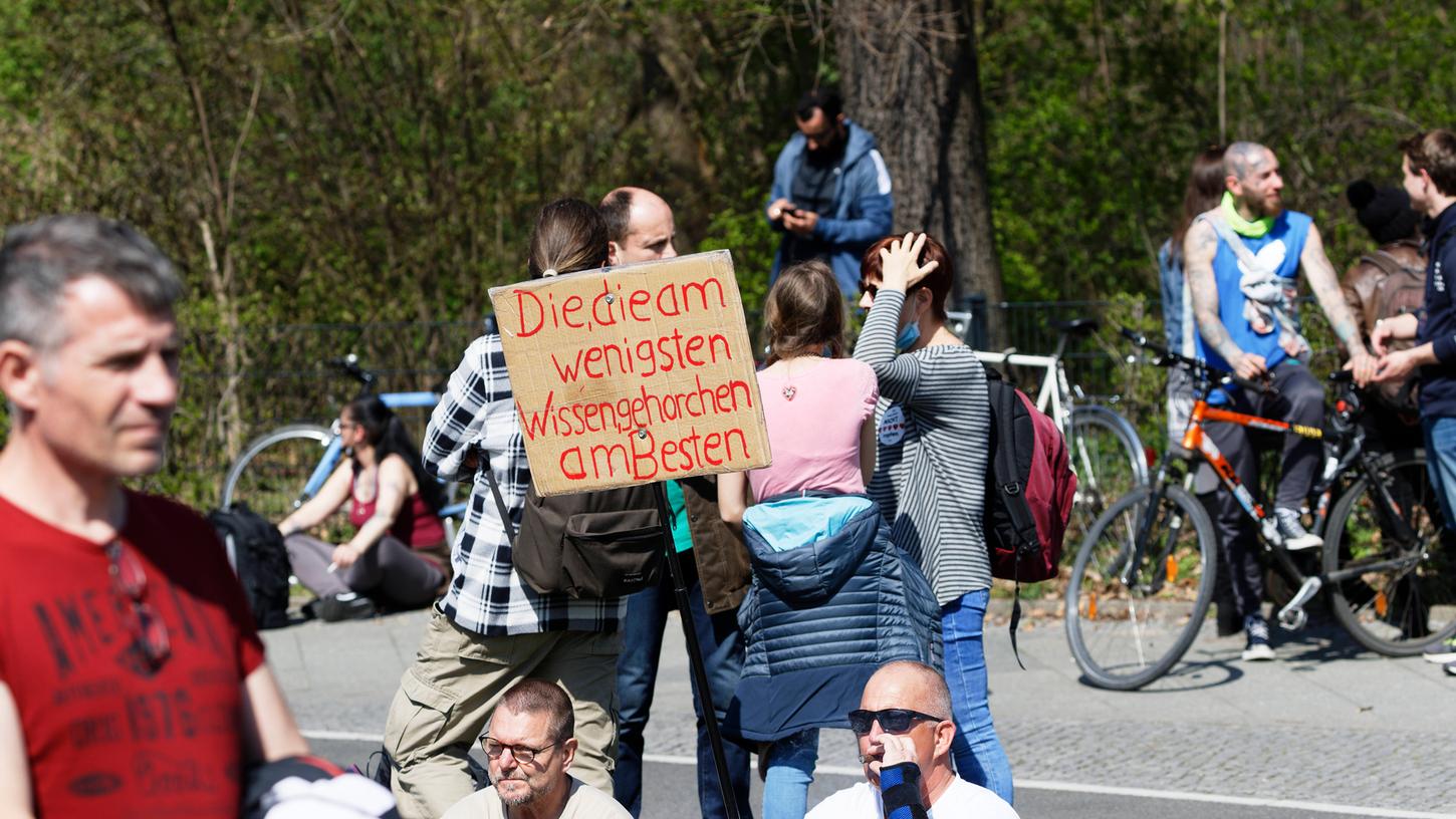 Aus Anlass der Debatte im Bundestag über die Novellierung des Infektionsschutzgesetzes kam es zu Protesten in Berlin.
