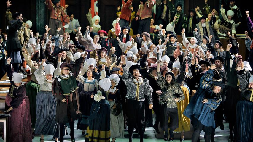 Massenszenen, wie sie zum Beispiel in Wagners "Die Meistersinger von Nürnberg", hier in der aktuellen Inszenierung von Barrie Kosky, müssen in diesem Sommer bei den Bayreuther Festspielen entschärft werden. Der Chor singt aus dem Chorsaal, auf der Bühne stehen stumme Statisten. Massenszenen, wie sie zum Beispiel in Wagners "Die Meistersinger von Nürnberg", hier in der aktuellen Inszenierung von Barrie Kosky, müssen in diesem Sommer bei den Bayreuther Festspielen entschärft werden. Der Chor singt aus dem Chorsaal, auf der Bühne stehen stumme Statisten.