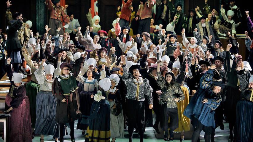 Massenszenen, wie sie zum Beispiel in Wagners "Die Meistersinger von Nürnberg", hier in der aktuellen Inszenierung von Barrie Kosky, müssen in diesem Sommer bei den Bayreuther Festspielen entschärft werden. Der Chor singt aus dem Chorsaal, auf der Bühne stehen stumme Statisten.