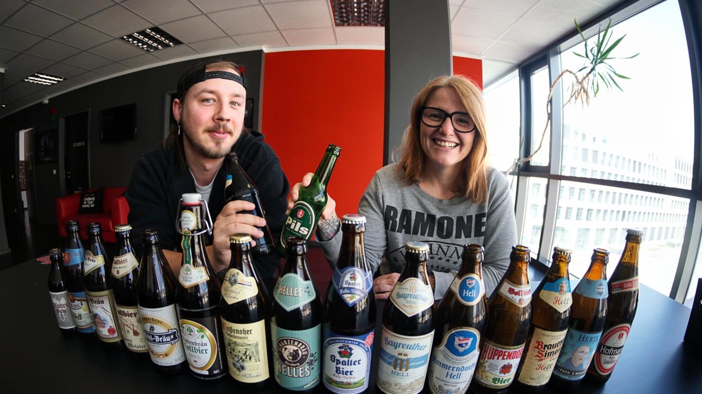 16 Brauereien aus der Region treten bei der WM an. Dahinter, nach dem Motto "Beer Drinkers & Hell Raisers", die Moderatoren von Star fm, Danny Keck und Petra Burner.