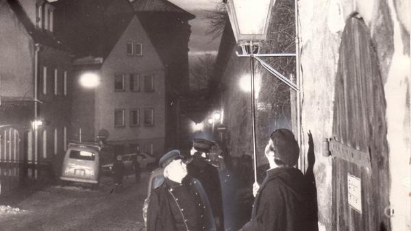 Es werde Licht: Im Jahr 1882 war Nürnberg die erste Stadt Deutschlands mit einer dauerhaften elektrischen Straßenbeleuchtung. Das Vorgängerunternehmen der heutigen N-Ergie war also ein echter Vorreiter in Sachen Elektrizität. Die Beleuchtung sollte das Bild der Städte und später auch das der ländlichen Räume für immer verändern. Auch heute ist Straßenbeleuchtung für die Sicherheit und die Orientierung wichtig. Auf dem Bild ist zu sehen, wie die letzte Gaslaterne Nürnbergs erlischt. Das Ende einer Ära.