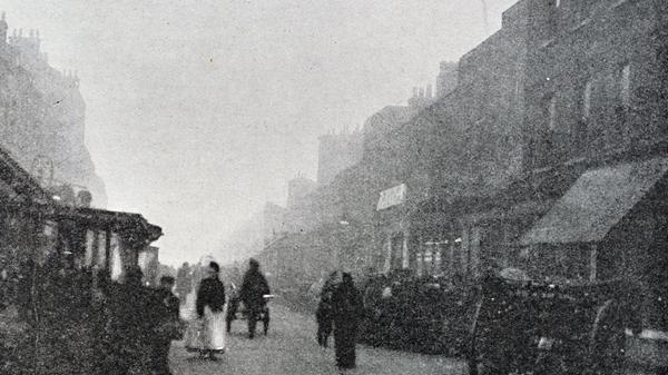 Bei Charles Dickens denkt man eher an Klassiker wie "Oliver Twist" oder "David Copperfield". Sein Bestseller aber war "A Tale of Two Cities" von 1859, das sich 200 Millionen Mal verkaufte: Platz drei. Die zwei Städte der Geschichte sind seine Heimat London (hier eine Aufnahme von 1901) und Paris.