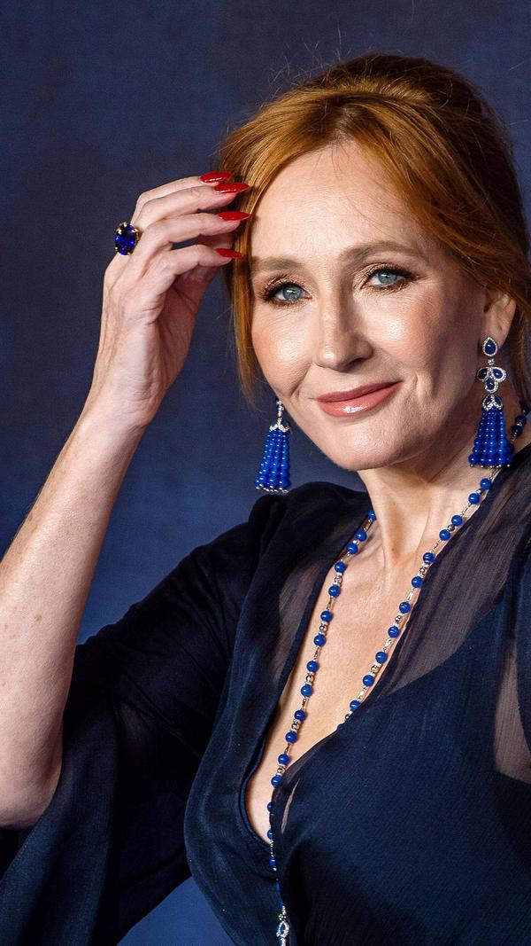 Platz fünf aller Roman-Bestseller: "Harry Potter und der Stein der Weisen", mit dem Joanne K. Rowling 1997 ihre zuletzt siebenteilige Reihe eröffnete. Allein mit dem ersten Band machte sie schon 120 Millionen Leser zu Fans des Zauberlehrlings.
